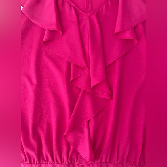 BANANA REPUBLIC SLEEVELESS BLOUSE. FUCHSIA. RUFFLES.GOLD BUTTON DETAIL. Size L - Picture 2 of 16